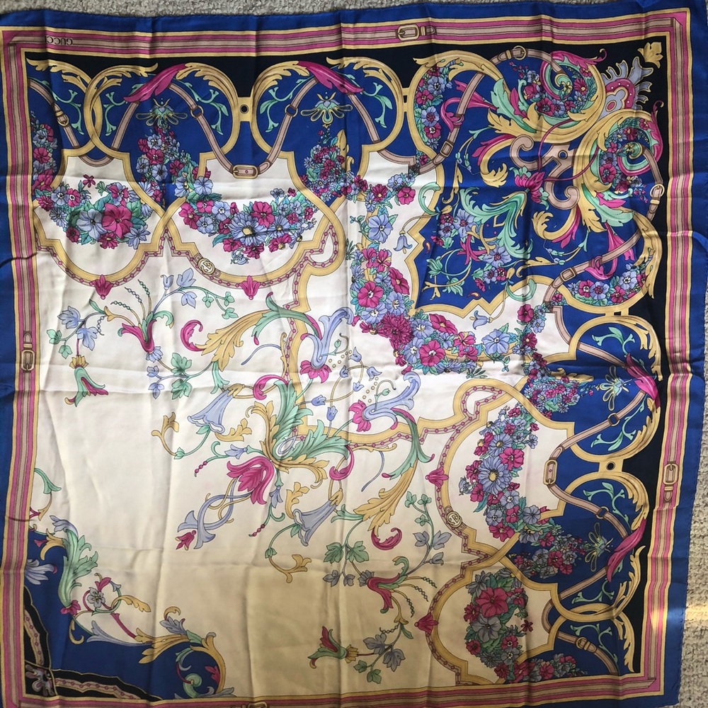 Vintage Authentic Gucci silk scarf - Picture 4 of 16